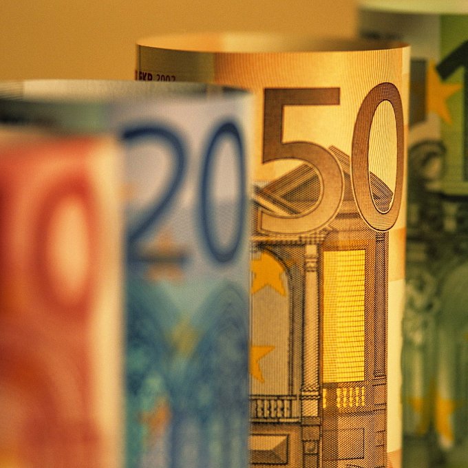 Euro Steadies against Dollar deriving support from Strong Chinese Economy