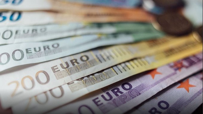 Euro falls amid worries about ECB bond-buying