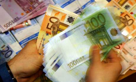 Euro Overpowers Dollar, Breaks Struggle for Momentum