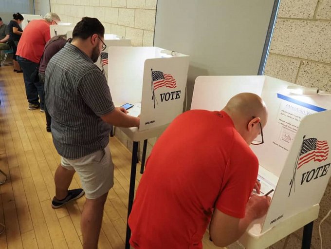 Dollar Seesawed Versus the Euro anticipating U.S. Mid-Term Elections Results