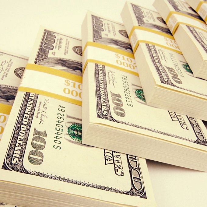 Dollar loses ground ahead of Fed Monetary Meeting